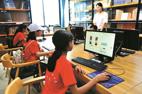 在杨柳河青少年活动中心，志愿者指导学生正确使用电脑.png