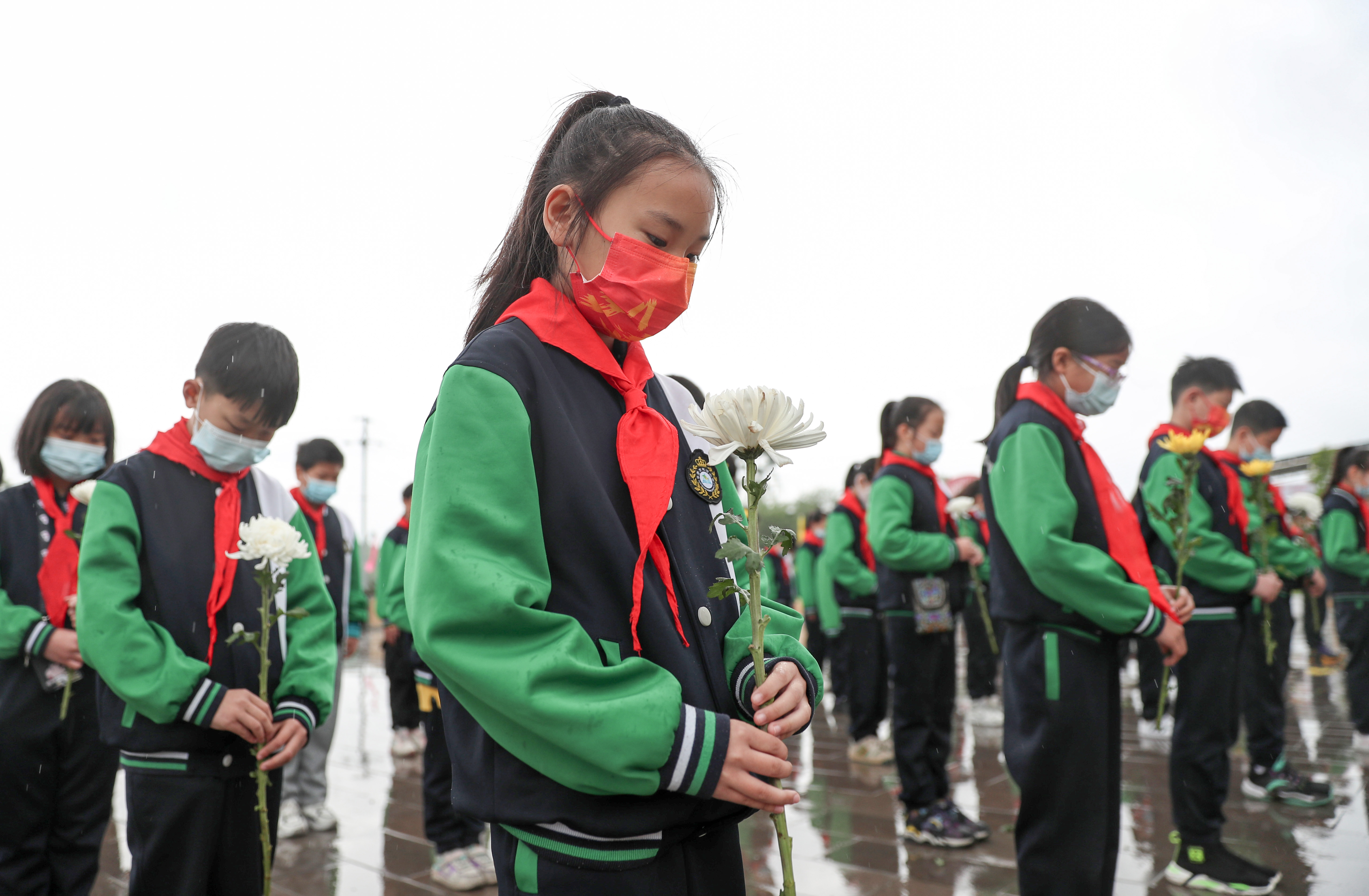 2022年3月31日华蓥市双河小学学生在红岩广场开展清明祭英烈.jpg