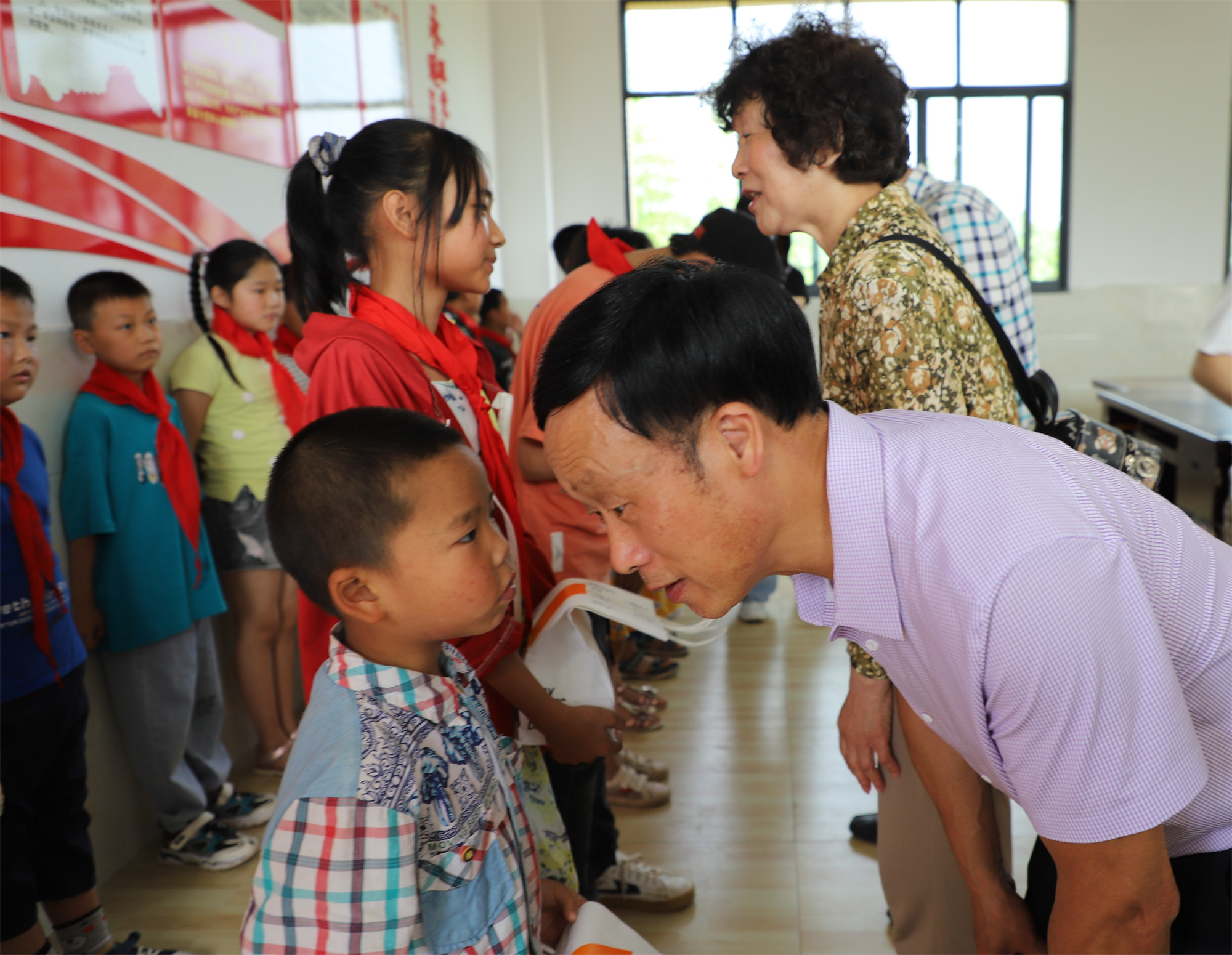 8马胜康2021年“六一”国际儿童节，马胜康在关爱活动中与青山小学学生亲切交流.jpg